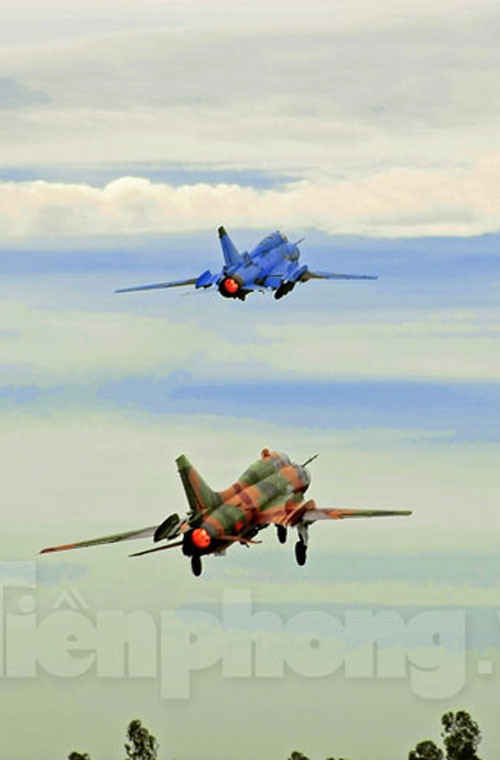 Không quân Nhân dân Việt Nam được trang bị hỗn hợp nhiều loại tiêm kích - bom Su-22 gồm các biến thể: Su-22M, Su-22M3, Su-22M4, Su-22UM3 (biến thể huấn luyện 2 chỗ ngồi). Biên đội tiêm kích bom Su-22 của một đơn vị thuộc Sư đoàn 371 cất cánh làm nhiệm vụ. Ảnh: Tiền Phong