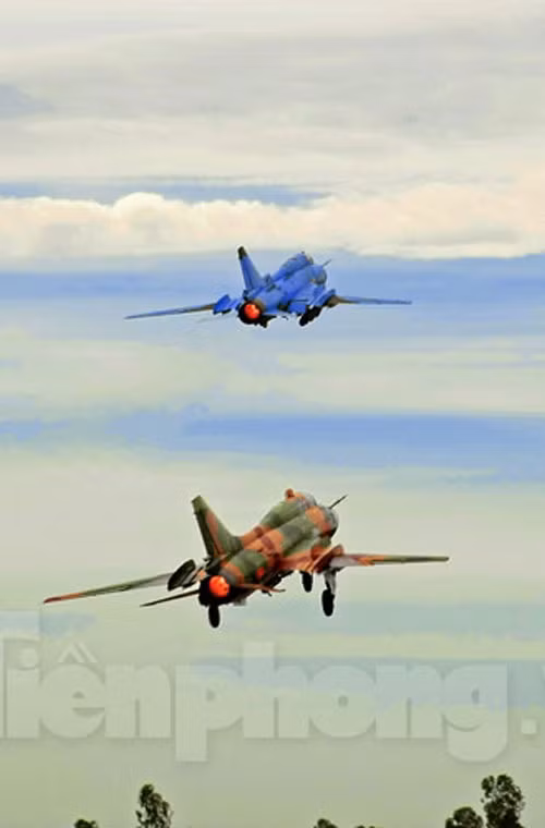 Không quân Nhân dân Việt Nam được trang bị hỗn hợp nhiều loại tiêm kích - bom Su-22 gồm các biến thể: Su-22M, Su-22M3, Su-22M4, Su-22UM3 (biến thể huấn luyện 2 chỗ ngồi). Biên đội tiêm kích bom Su-22 của một đơn vị thuộc Sư đoàn 371 cất cánh làm nhiệm vụ. Ảnh: Tiền Phong