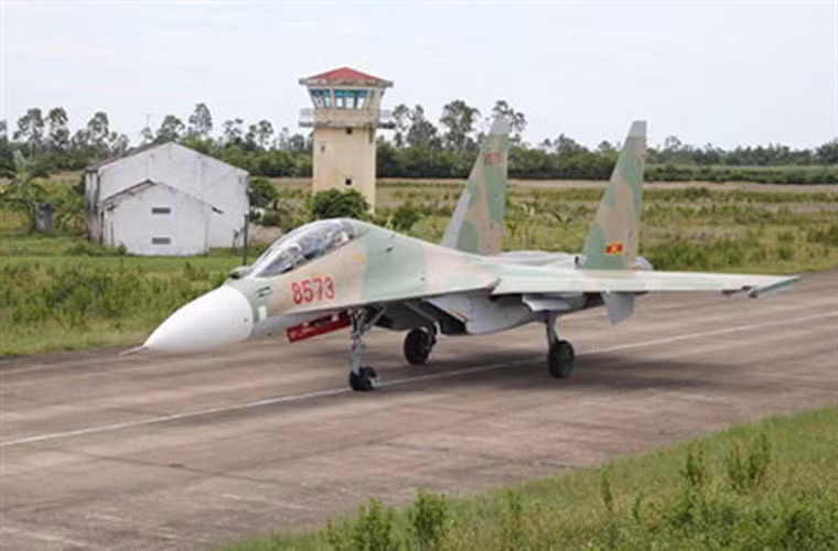 Hiện nay, Không quân Nhân dân Việt Nam được trang bị 24 chiếc Su-30MK2. Su-30MK2 được thiết kế cho phép tấn công tiêu diệt mọi mục tiêu trên không, trên bộ, trên biển với vũ khí tấn công chính xác cao. Ảnh: Người Lao Động