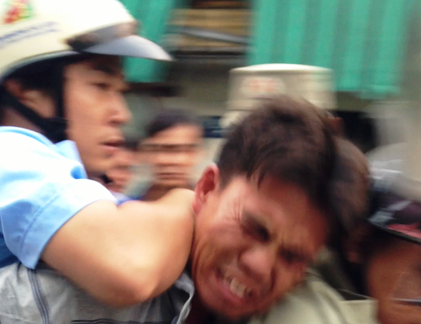 Hình ảnh anh Tình bị lực lượng trật tự đô thị phường 25, quận Bình Thạnh "ra tay" được người dân ghi lại