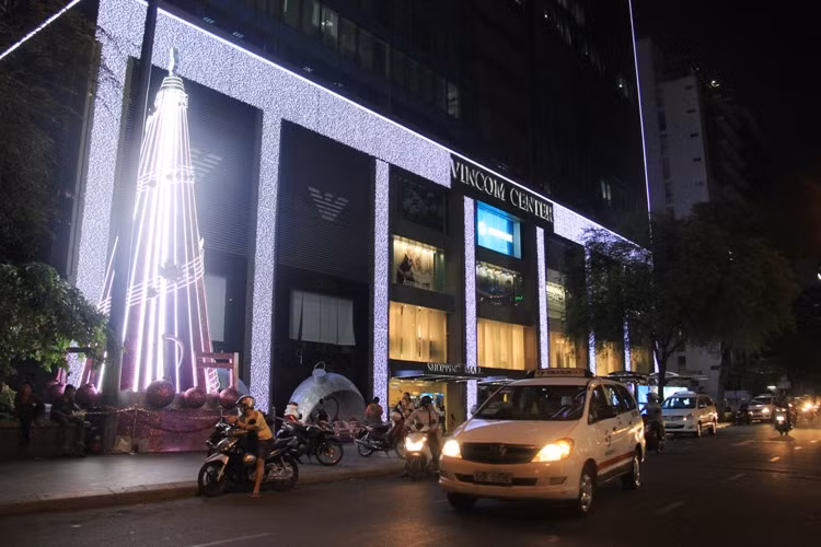 Trung tâm thương mại Vincom lung linh trong ánh sáng
