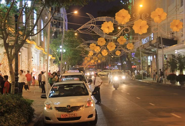 Các tuyến đường trung tâm thành phố cũng đang được trang trí đón chào Giáng sinh và năm mới 2014