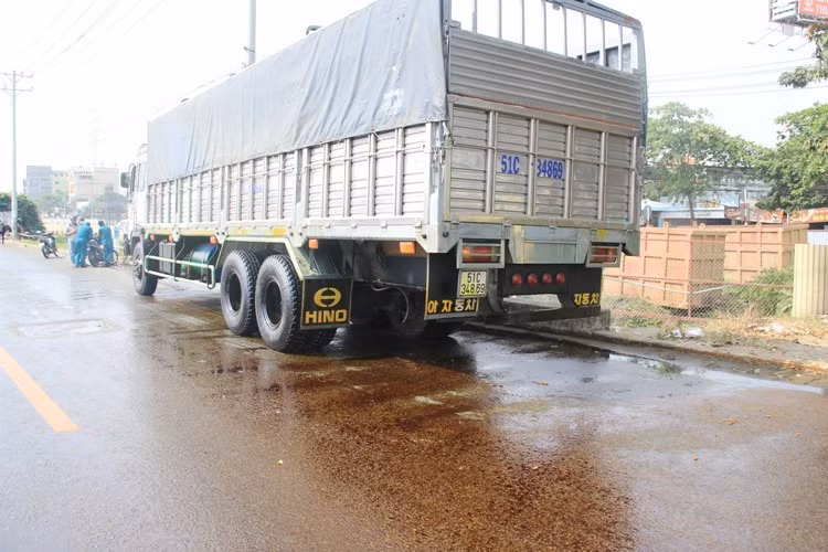 Tại hiện trường, hóa chất tràn mặt đường bốc mùi nồng nặc khiến người tham gia giao thông ngộp thở, choáng váng