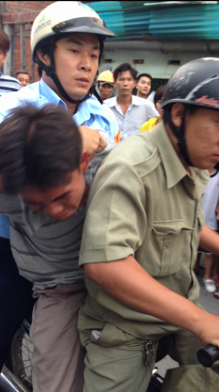 Nạn nhân bị khống chế còng tay đưa lên xe...