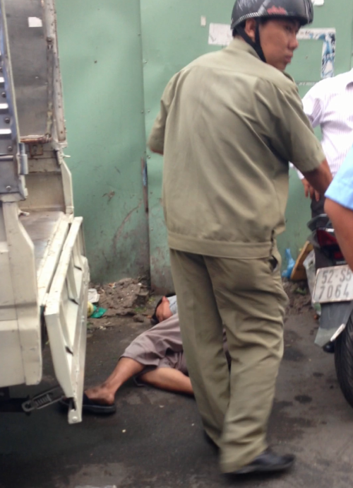 Nạn nhân ngất xỉu nằm tại hiện trường