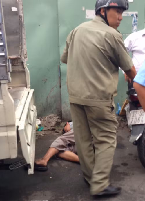 Nạn nhân ngất xỉu nằm tại hiện trường