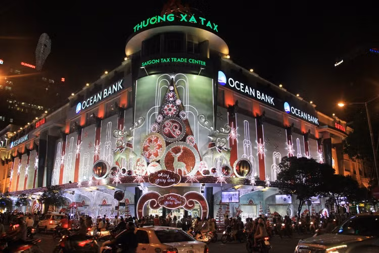 Một trung tâm thương mại ngay giữa trung tâm thành phố được trang hoàng lộng lẫy đón Giáng sinh