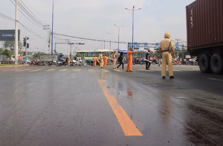 Theo tài xế, khi vừa chạy qua ngã tư, một xe đầu kéo vượt lên, rẽ ngang đầu xe, nên anh buộc phải phanh gấp, khiến thùng hóa chất trên xe bị va đập, vỡ ra, đổ xuống đường. Ngay khi xảy ra sự cố, lực lượng cảnh sát giao thông, thanh niên xung phong, bảo vệ dân phố đã có mặt điều tiết giao thông