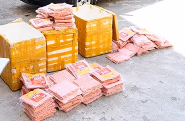 Cho 2 ta xuc xich khong ro nguon goc tu Ha Noi di Quang Ninh