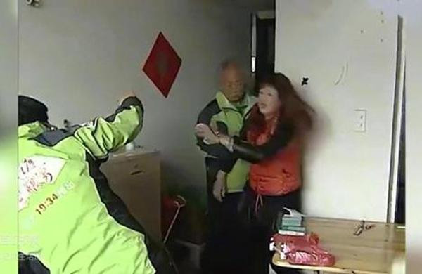 Thay chong thap thom tren giuong, vo choang nang khi lat chan len-Hinh-2