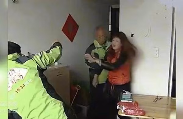 Thay chong thap thom tren giuong, vo choang nang khi lat chan len-Hinh-2