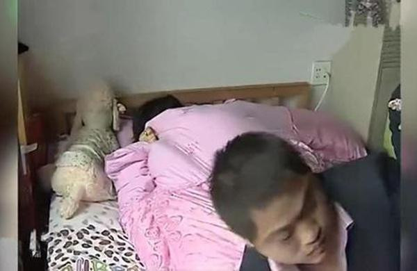 Thay chong thap thom tren giuong, vo choang nang khi lat chan len