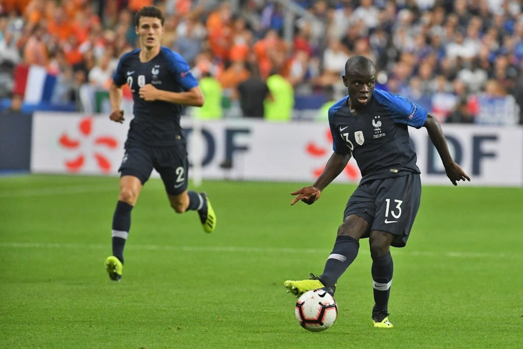 N'Golo Kante (Chelsea): Kante là trụ cột tuyến giữa đưa tuyển Pháp thẳng tiến đến chức vô địch World Cup 2018. Sau đó, anh tiếp tục tỏa sáng để cùng Chelsea chinh phục thêm Champions League, Europa League. Ở mùa này, Kante chưa có nhiều đóng góp cho "The Blues" bởi chấn thương nặng.