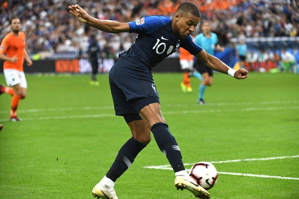 Kylian Mbappe (PSG): Ở tuổi 19, "Ninja Rùa" đã vô địch World Cup và trở thành cầu thủ trẻ nhất ghi bàn ở trận chung kết kể từ năm 1958. Mbappe được kỳ vọng sớm đạt đến đẳng cấp siêu sao nhưng cá tính mạnh và thái độ hay hờn dỗi khiến cầu thủ này chưa thể chuyển mình sau 4 năm khoác áo CLB chủ sân Parc des Princes.