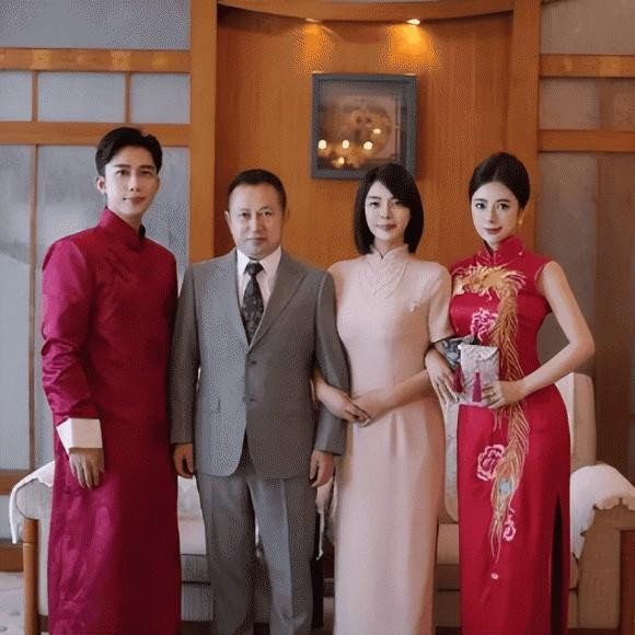 Me de, me chong dep lan luot co dau o dam cuoi gay bao MXH-Hinh-2