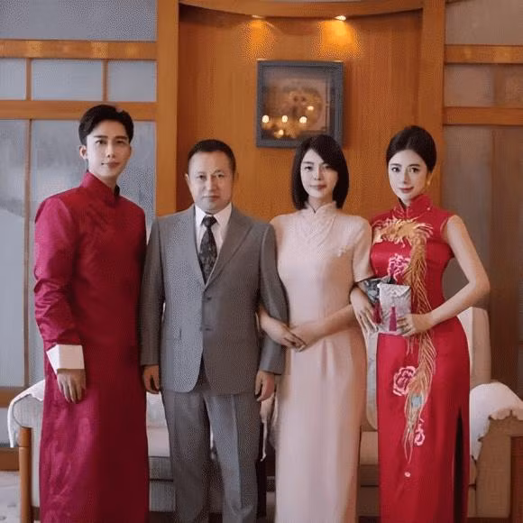 Me de, me chong dep lan luot co dau o dam cuoi gay bao MXH-Hinh-2