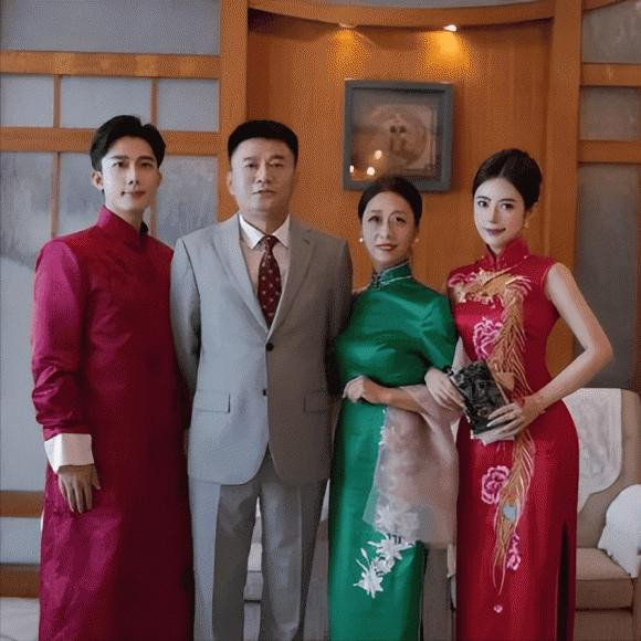 Me de, me chong dep lan luot co dau o dam cuoi gay bao MXH-Hinh-4