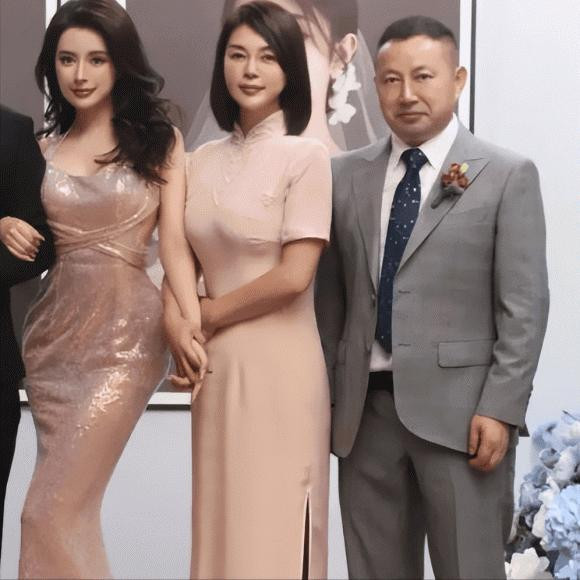 Me de, me chong dep lan luot co dau o dam cuoi gay bao MXH-Hinh-3