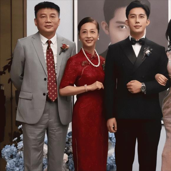 Me de, me chong dep lan luot co dau o dam cuoi gay bao MXH-Hinh-5