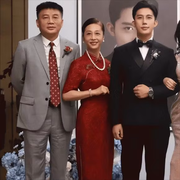 Me de, me chong dep lan luot co dau o dam cuoi gay bao MXH-Hinh-5