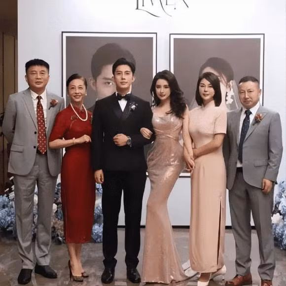 Me de, me chong dep lan luot co dau o dam cuoi gay bao MXH