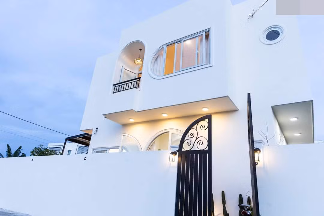 Cap vo chong bo pho ve que xay ngoi nha day nang va gio