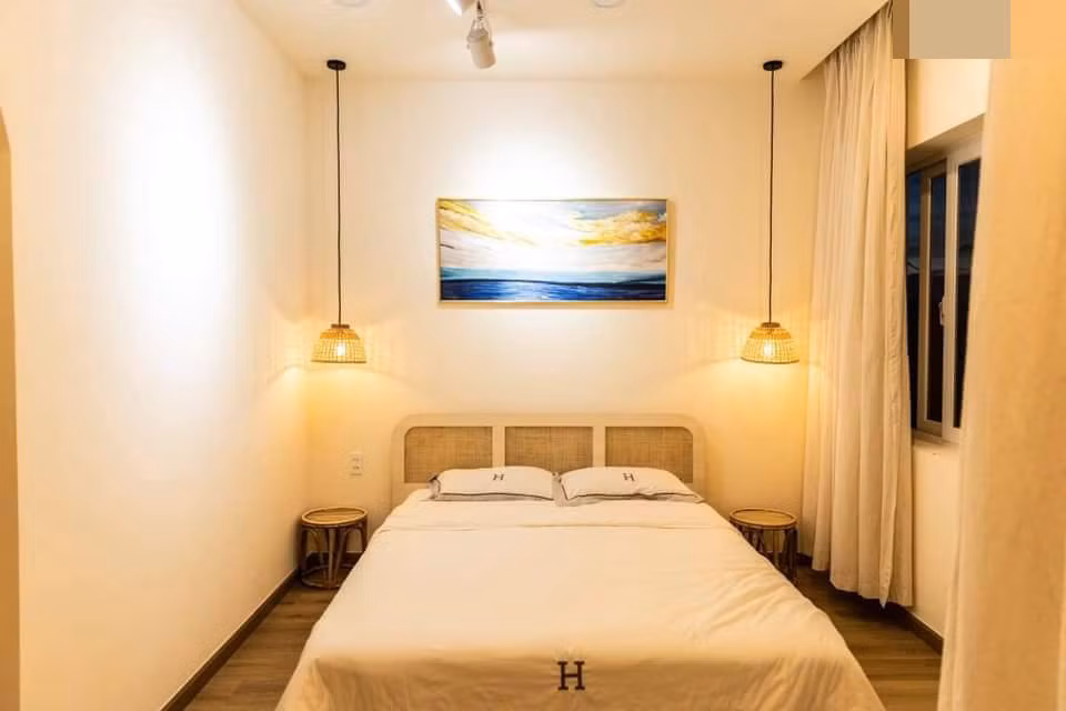 Cap vo chong bo pho ve que xay ngoi nha day nang va gio-Hinh-8