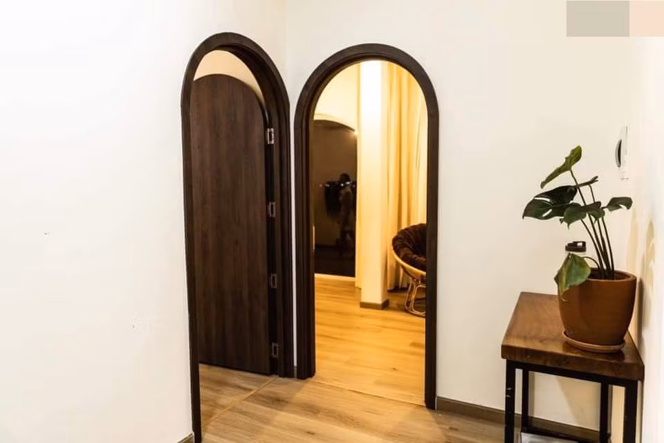 Cap vo chong bo pho ve que xay ngoi nha day nang va gio-Hinh-7