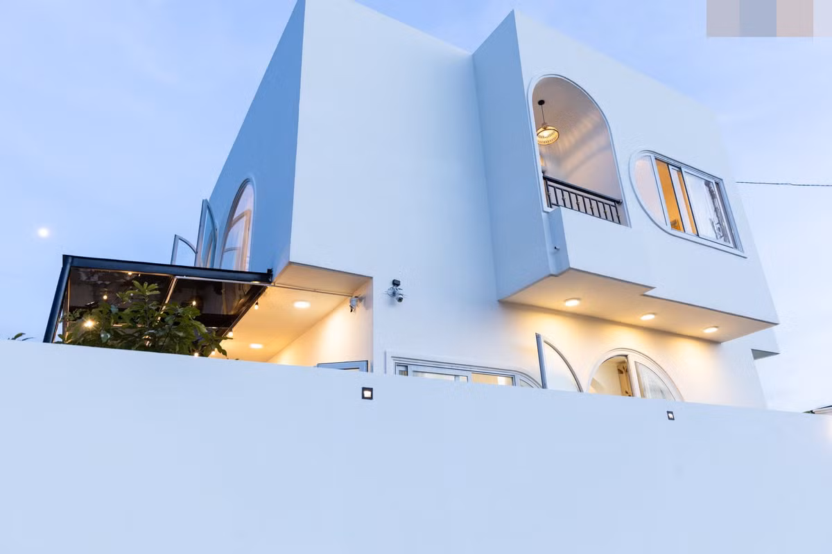 Cap vo chong bo pho ve que xay ngoi nha day nang va gio-Hinh-2