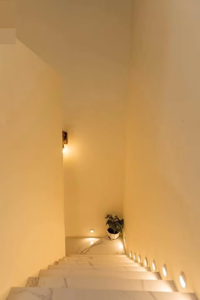 Cap vo chong bo pho ve que xay ngoi nha day nang va gio-Hinh-16