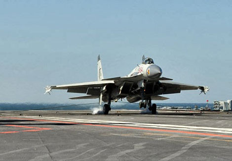 Phi công J-15 hạ cánh trên tàu sân bay Liêu Ninh.