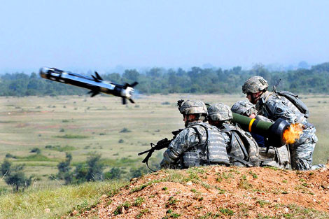 Tuy rất đắt tiền nhưng Bộ Quốc phòng Ấn Độ có vẻ rất thích thú với tên lửa chống tăng Javelin, hơn là Spike.