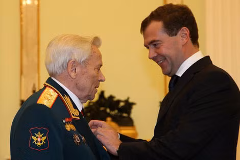 Liên Xô và cả nước Nga hôm nay luôn trân trọng những đóng góp không biết mệt mỏi của nhà thiết kế Kalashnikov.