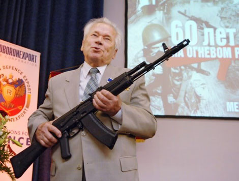 Nhà thiết kế Mikhail Timofeyevich Kalashnikov.