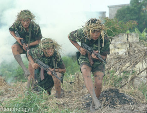 Chiến sĩ đặc công Việt Nam với khẩu AKMS.