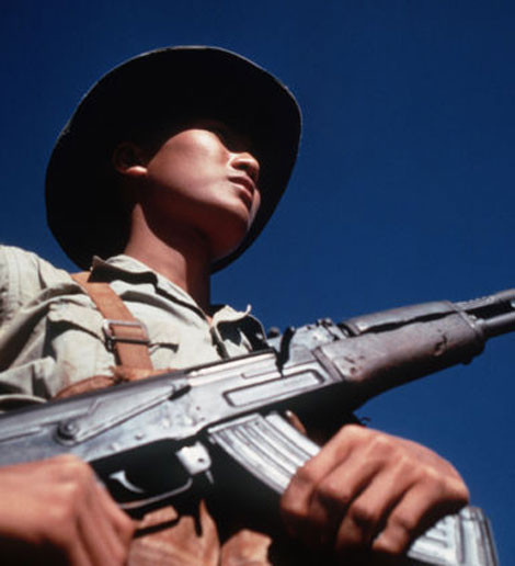Người chiến sĩ Quân giải phóng miền Nam Việt Nam cùng khẩu AK.