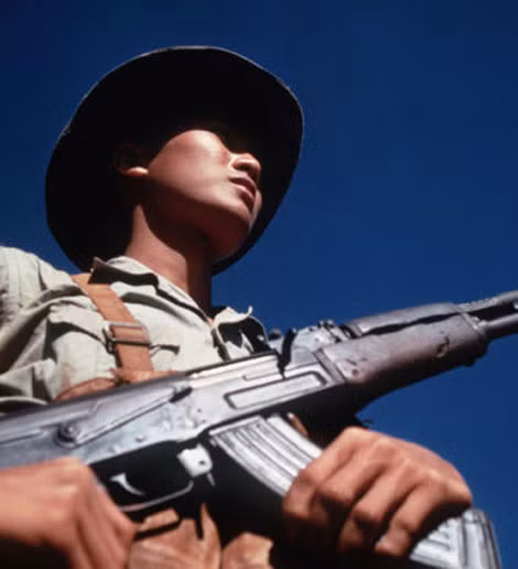 Người chiến sĩ Quân giải phóng miền Nam Việt Nam cùng khẩu AK.