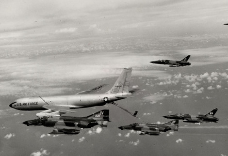 F-4 đang được tiếp nhiên liệu trên không.