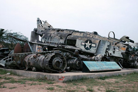 Xác một chiếc F-4 được trưng bày tại Bảo tàng Phòng không - Không quân.