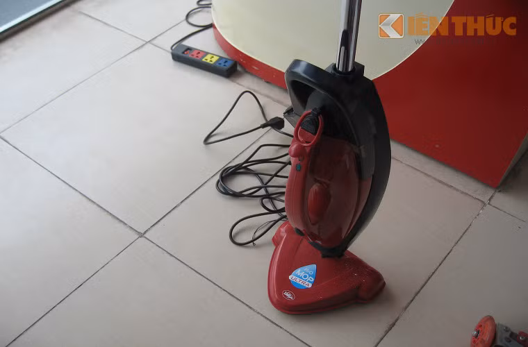  Ngoài ra, cây lau nhà loại này khá nặng (trên 3kg), cộng thêm lượng nước cho vào bình chứa, tuy rằng có thể kéo đi nhưng trọng lượng như vậy là một trở ngại, gây tốn sức cho người dùng, nhất là khi diện tích cần làm sạch lớn.