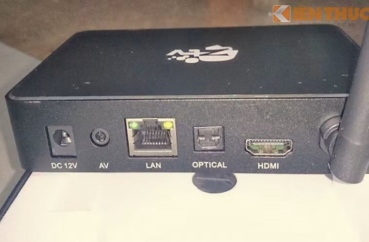 Bác Đức Tuấn (Hoàng Mai) chia sẻ: "Tôi thích dùng đầu ZTV E-class vì giá đăng ký gói dịch vụ karaoke mất 20 nghìn mà hát được cả năm, đầu này thu được ti vi nữa nên rất tiện. Chỉ có điều chọn bài hát khó vì không có danh sách bài, phải bấm ký tự đầu của tên bài hát, rồi bấm thêm một lần nữa mới vào được bài".