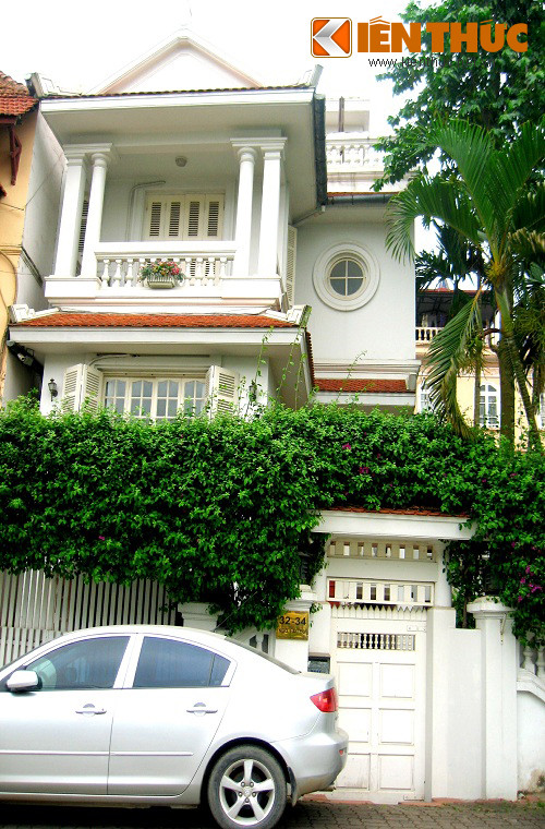  Bên cạnh đó việc dễ hài hòa, kết hợp với cây xanh và các vật liệu xây dựng khác của màu này, khiến nhiều người không ngần ngại lựa chọn giải pháp sơn trắng căn nhà.