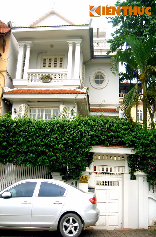  Bên cạnh đó việc dễ hài hòa, kết hợp với cây xanh và các vật liệu xây dựng khác của màu này, khiến nhiều người không ngần ngại lựa chọn giải pháp sơn trắng căn nhà.