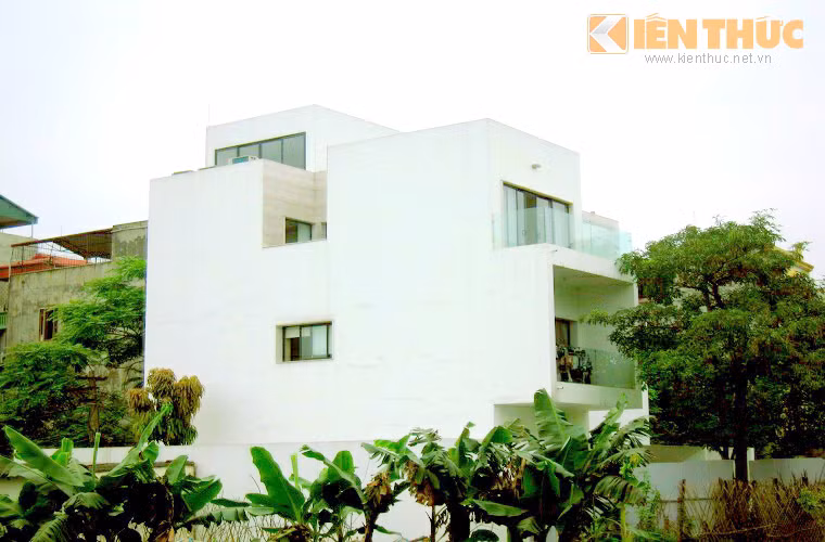 Phải rất "chịu chơi" thì chủ ngôi nhà tại Kim Giang (Hoàng Mai) mới sơn trắng toàn bộ căn nhà, từ cổng đến hàng rào và các bức tường. KTS Đức Thuận (công ty kiến trúc HTT) chia sẻ: "Chọn màu trắng tuy rằng rất đẹp và trang nhã, song với điều kiện thời tiết, bụi bẩn như ở nước ta thì tường nhà nhanh bẩn và không còn đẹp như lúc mới sơn".