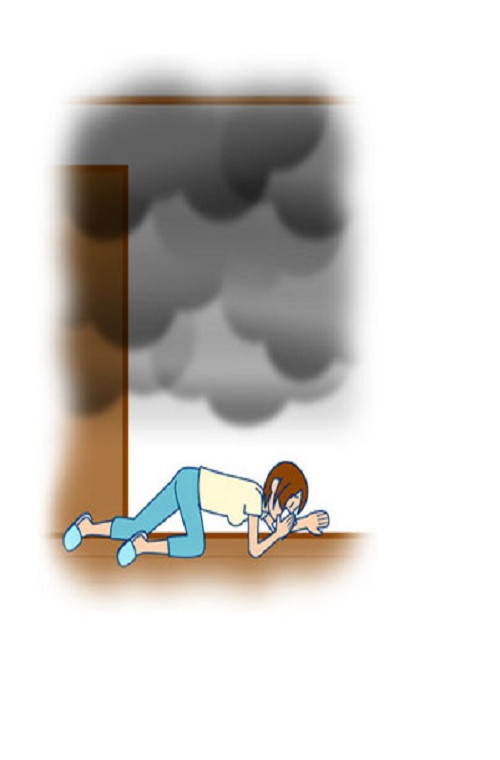 Xem xét thực tế, nếu thấy nhiều khói ở hành lang thoát hiểm, nhanh chóng nằm thấp xuống sàn để lấy oxy. Dùng miếng giẻ , khăn, áo…ướt để lọc khí (chỉ khi có đủ thời gian) hoặc dùng tay che mũi và miệng của bạn. 