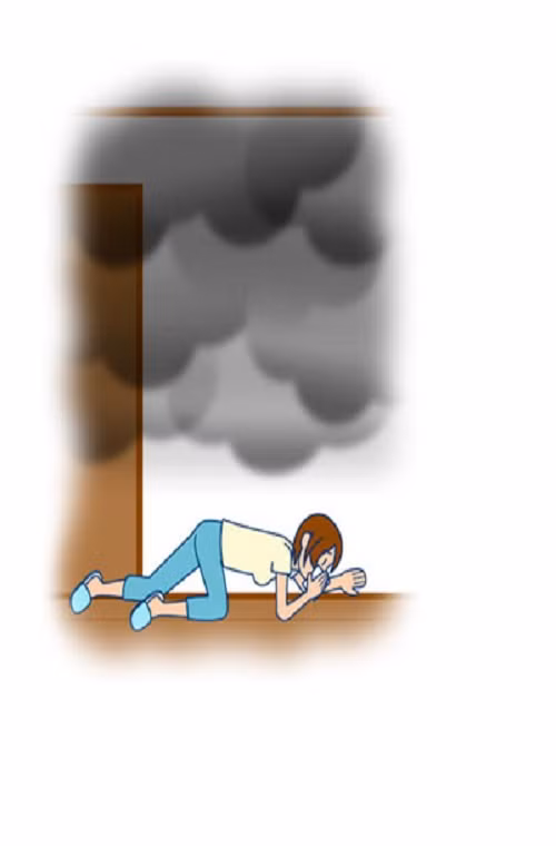 Xem xét thực tế, nếu thấy nhiều khói ở hành lang thoát hiểm, nhanh chóng nằm thấp xuống sàn để lấy oxy. Dùng miếng giẻ , khăn, áo…ướt để lọc khí (chỉ khi có đủ thời gian) hoặc dùng tay che mũi và miệng của bạn. 