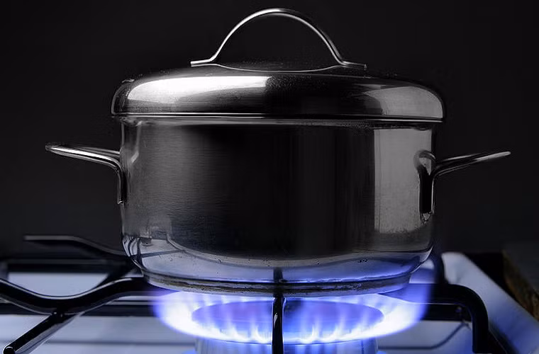 Không nên chọn nồi quá nhỏ, ngọn lửa tràn qua thành nồi, cân nhắc dùng nồi lớn hơn kích thước đầu đốt của bếp. Đồng thời chú ý lượng thức ăn phù hợp, không nấu lượng ít trong nồi lớn, gây lãng phí gas.