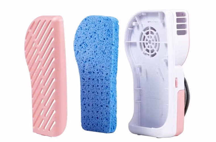 Để sử dụng sản phẩm, người dùng làm ướt miếng bọt biển với 30ml nước, sau đó bỏ vảo ngăn đựng của máy. Bật công tắc (kiêm nút điều chỉnh lượng gió mạnh hay nhẹ), từ máy sẽ tỏa hơi nước mát lạnh giảm nhiệt cho mùa hè.
