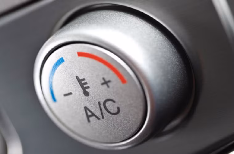 Khi đã chạy xe, bạn có thể bật A/C, lấy gió trong, sau đó giảm dần mức quạt để có độ lạnh vừa ý, chỉ nên lấy gió ngoài xe để có thêm dưỡng khí khi đi trong môi trường nhiều cây xanh, không khí trong lành. Trước khi xuống xe khoảng 5-10 phút, tắt điều hòa để cơ thể dần quen với nhiệt độ bên ngoài.