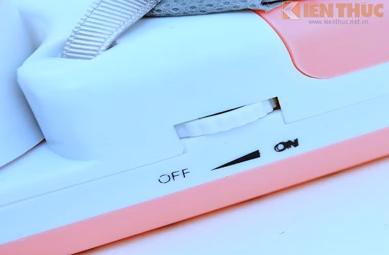 Thân máy có nút tắt mở và điều chỉnh tốc độ của quạt tản gió và hơi nước.